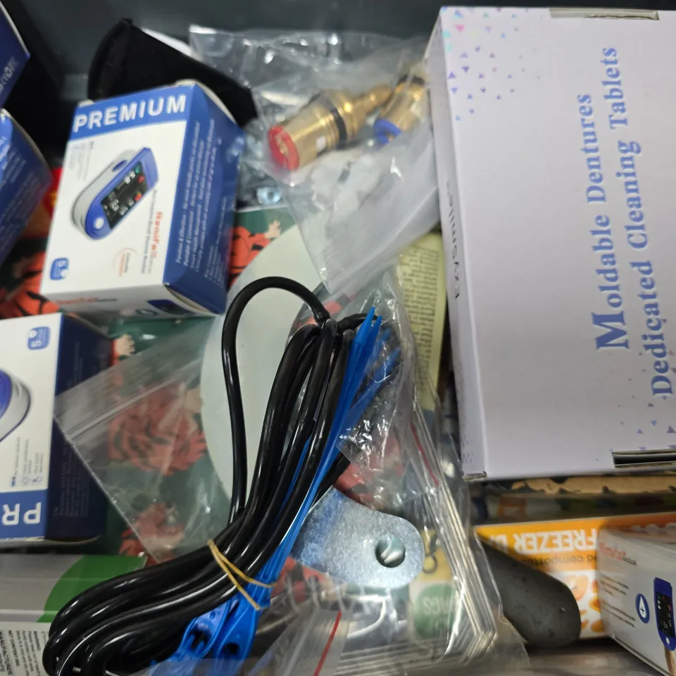 APPROXIMATELY 13 ASSORTED ITEMS TO INCLUDE - STAPLE GUN , DRAUGHT TAPE , ANGLE SQUARE ETC