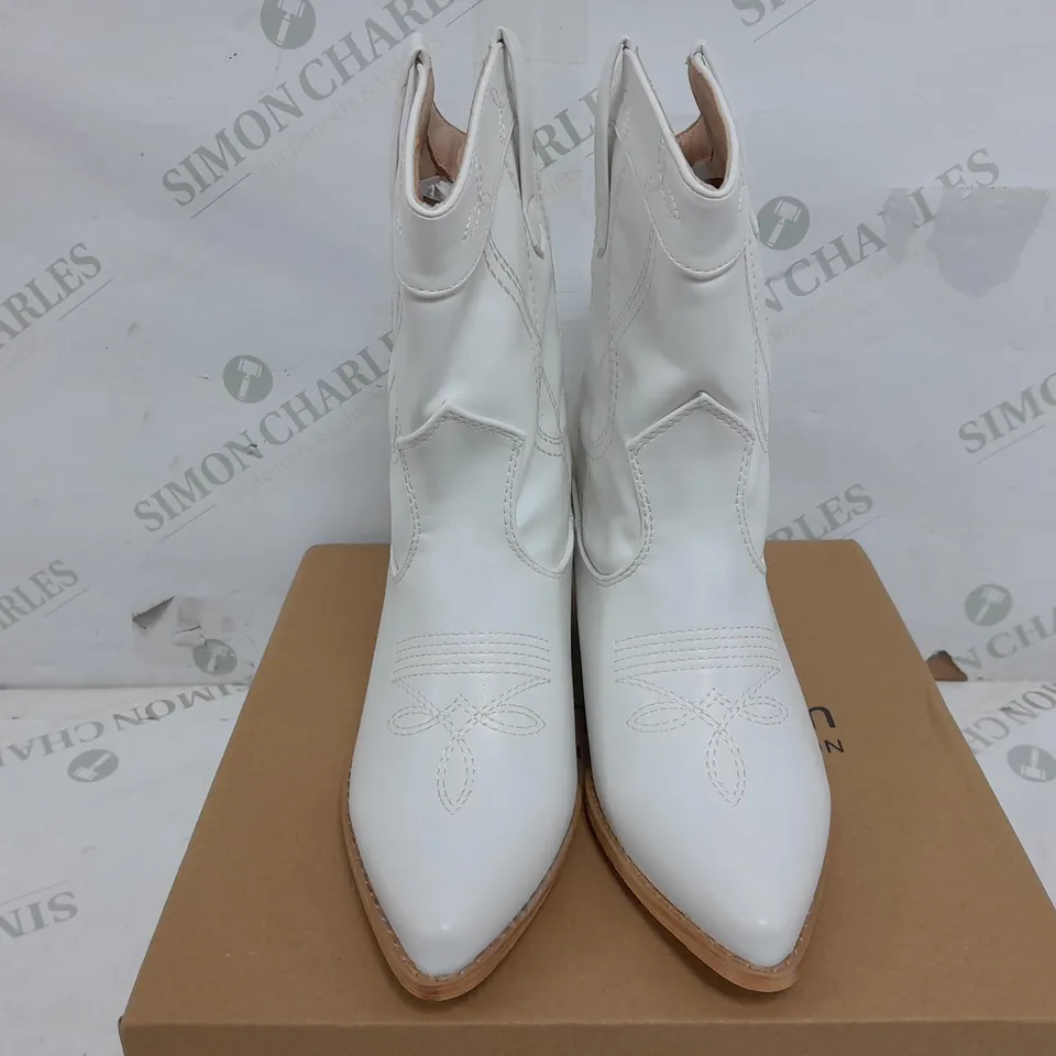 BOXED PAIR OF BOOHOO WIDE FIT STITCH DETAIL ANKLE WESTERN BOOTS IN WHITE - SIZE 4
