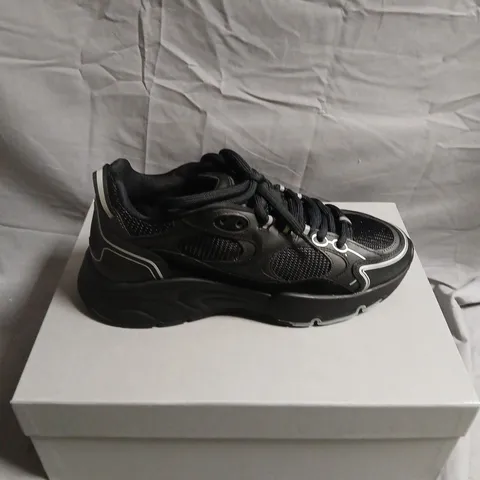CLEENS PULSE RUNNER TRAINERS IN PHANTOM BLACK - 7.5