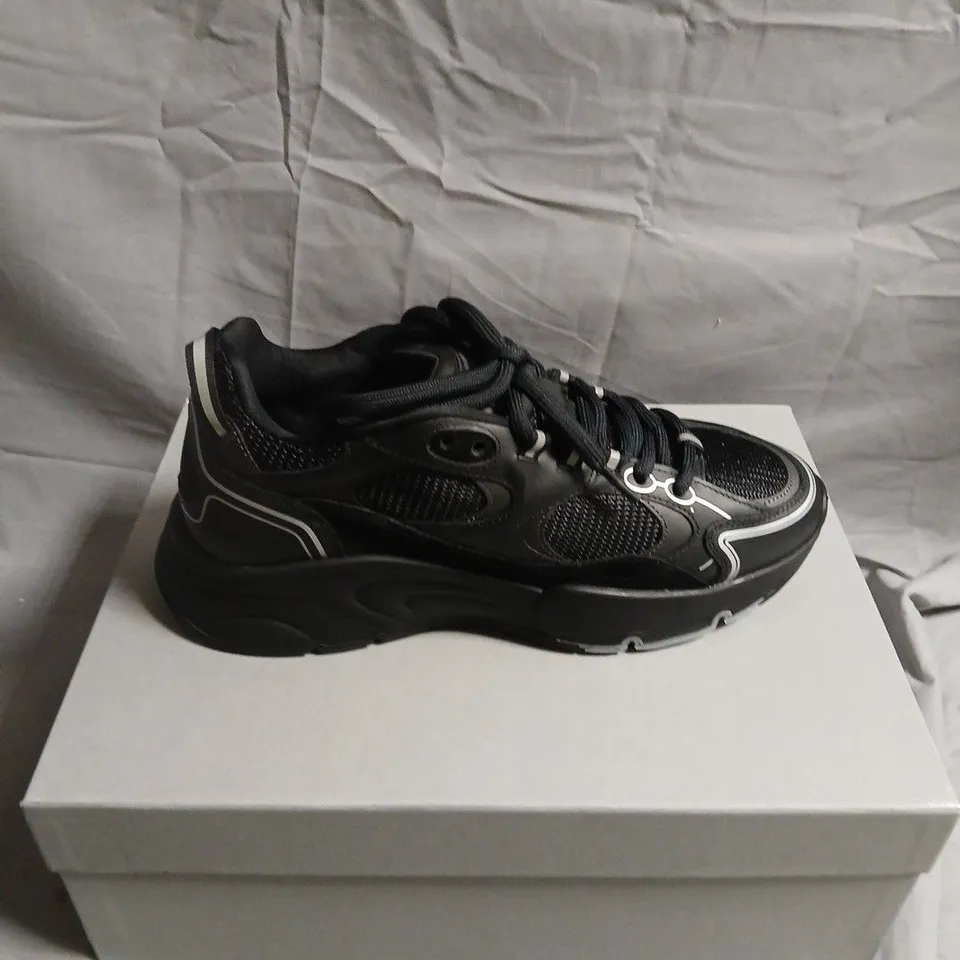 CLEENS PULSE RUNNER TRAINERS IN PHANTOM BLACK - 7.5