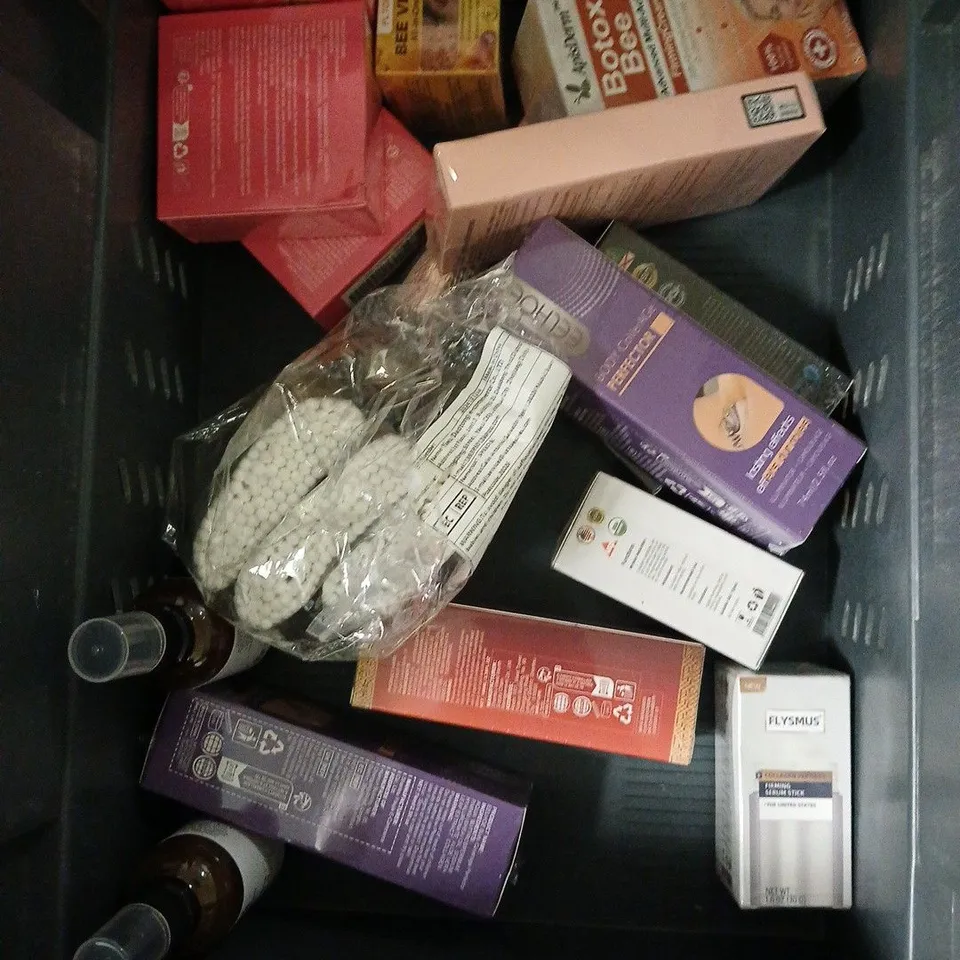 APPROXIMATELY 20 ASSORTED HEALTH & BEAUTY PRODUCTS TO INCLUDE THE ORDINARY EXFOLIATING TONER, L'OREAL REVITALIFT HYALURONIC GEL-CREAM, SHISEIDO EYELASH CURLER, ETC