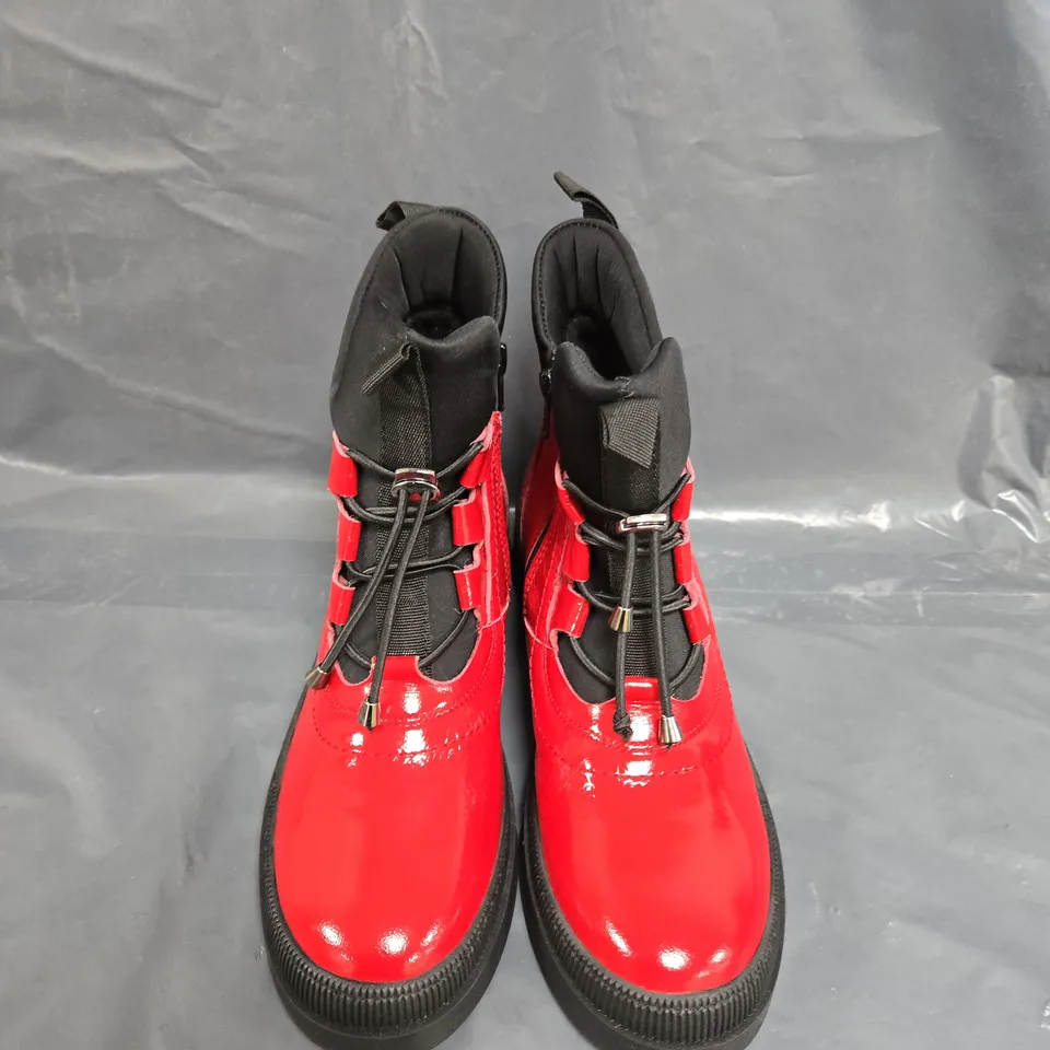 BOXED PAIR OF ADESSO ZIP LEATHER BOOTS IN RED - UK SIZE 6