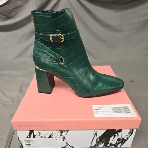 BOXED PAIR OF MODA IN PELLE KAMINA BLOCK HEEL TOE BOOTS IN GREEN - 7