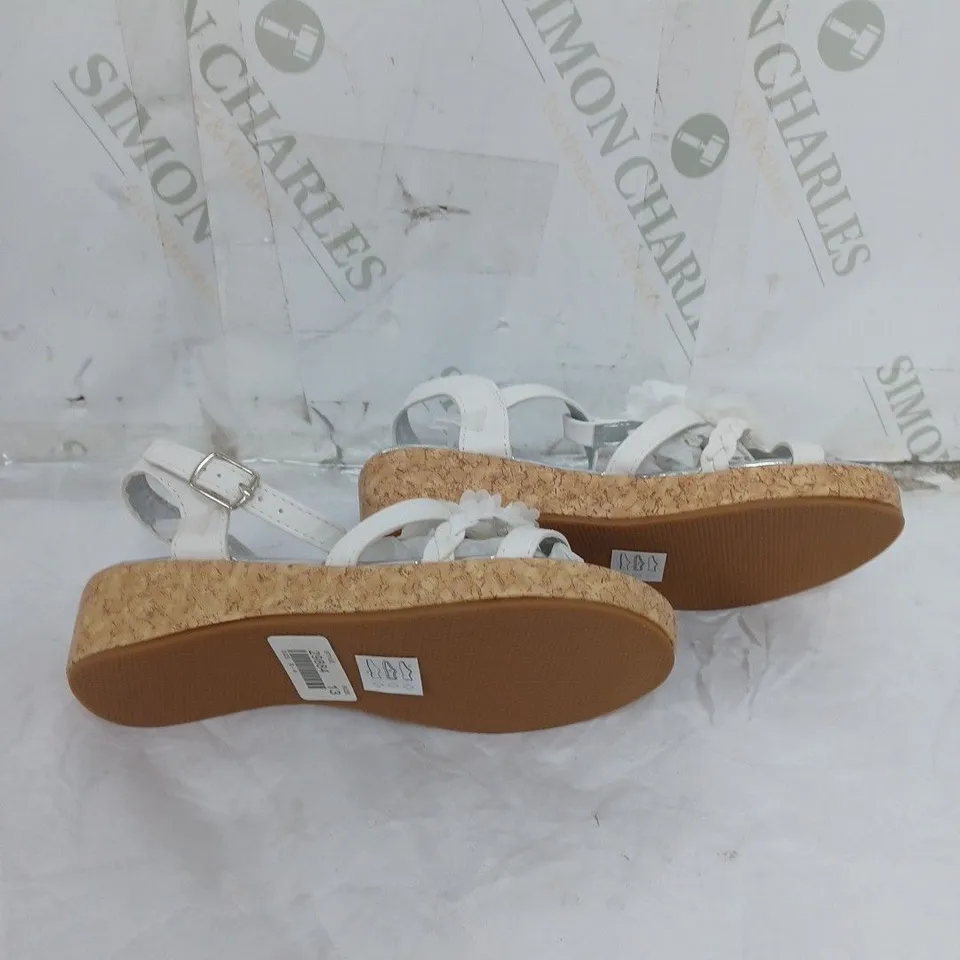 LARGE BOX OF BAGGED APPROXIMATELY 4 LILLEY RAISED SANDALS IN SILVER/WHITE VARIED SIZES 
