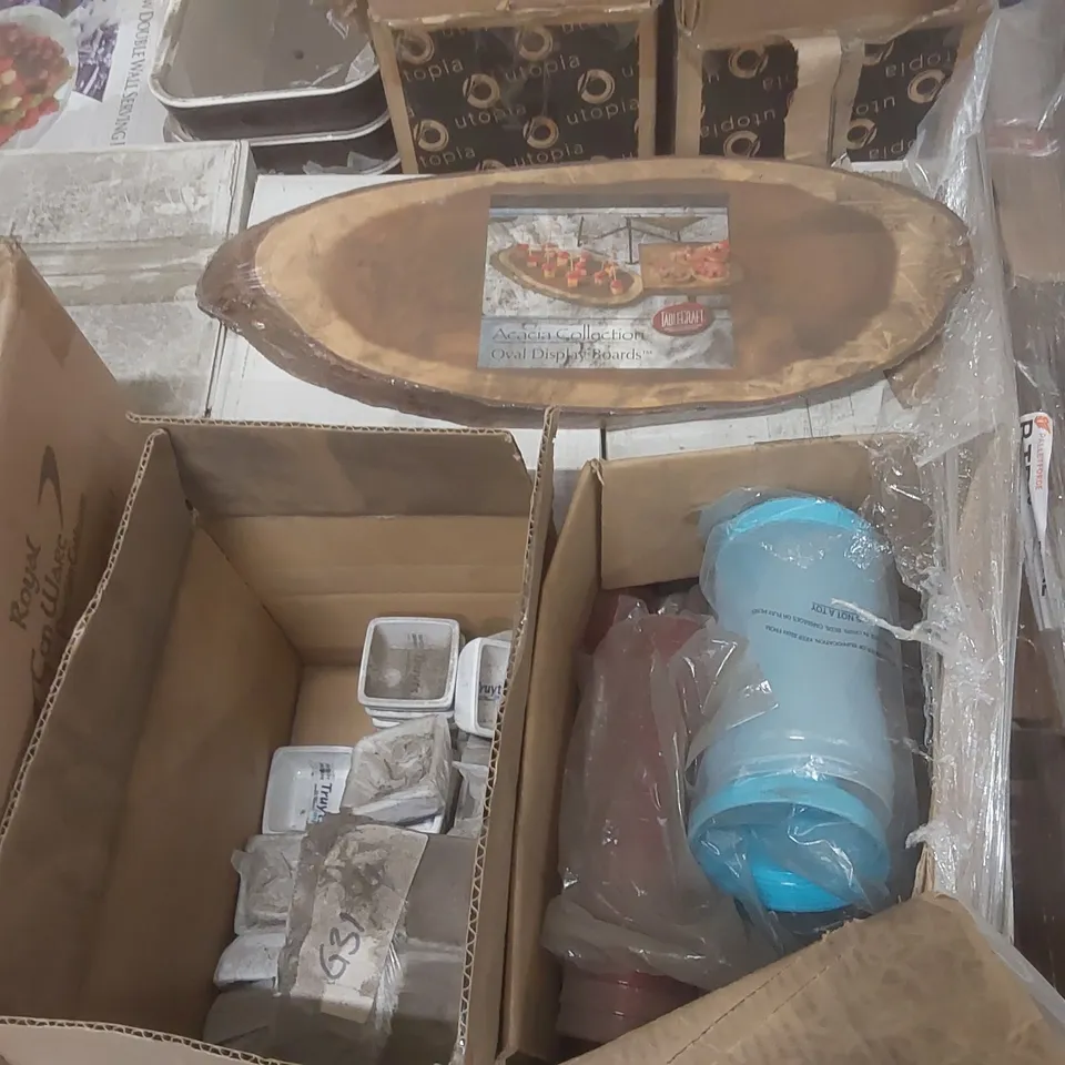 PALLET CONTAINING A VERY LARGE QUANTITY OF ASSORTED CATERING PRODUCTS INCLUDING: VOLLRATH SHALLOW DOUBLE WALL SERVING BOWLS, TRUYS SMALL DISHES, UTOPIA PLATES, OVAL FOOD DISPLAY BOARD ECT