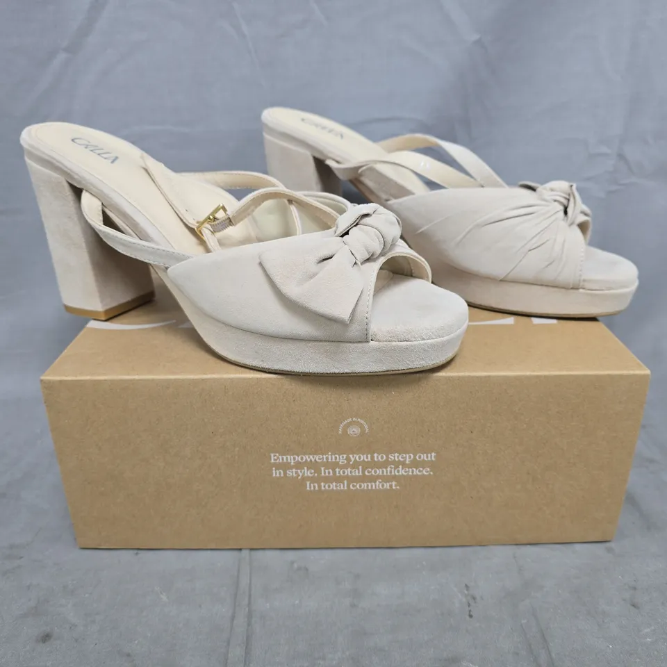 BOXED PAIR OF CALLA DAISY PEEP TOE BLOCK HEEL SANDALS IN TAUPE SUEDE SIZE EU 41
