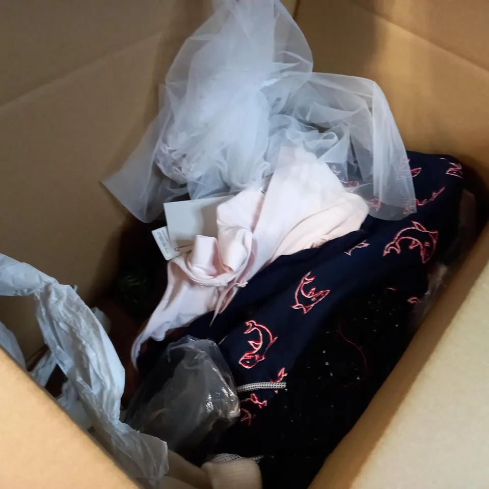 LOT OF APPROX. 10 ASSORTED CLOTHING ACCESSORIES  IN VARYING SIZES/COLOURS/STYLES TO INCLUDE: SOCKS, THERMALS, HANDBAGS