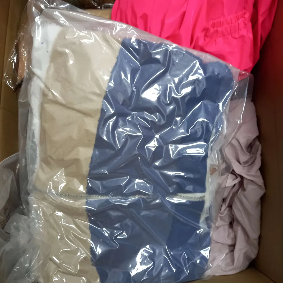 BOX OF APPROXIMATELY 25 ASSORTED CLOTHING ITEMS TO INCUDE - HAT , T-SHIRT , JUMPER ETC