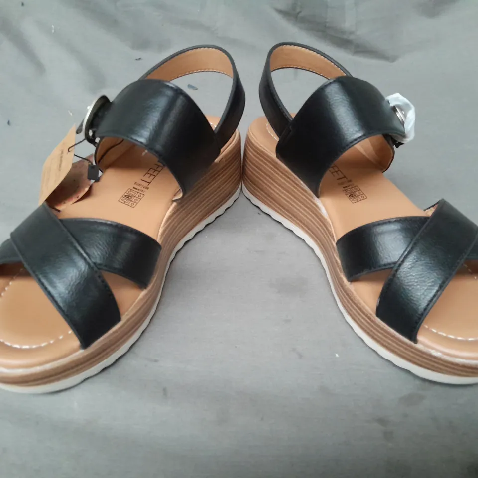 BOXED PAIR OF HEAVENLY FEET OPEN TOE WEDGE SANDALS IN BLACK EU SIZE 37