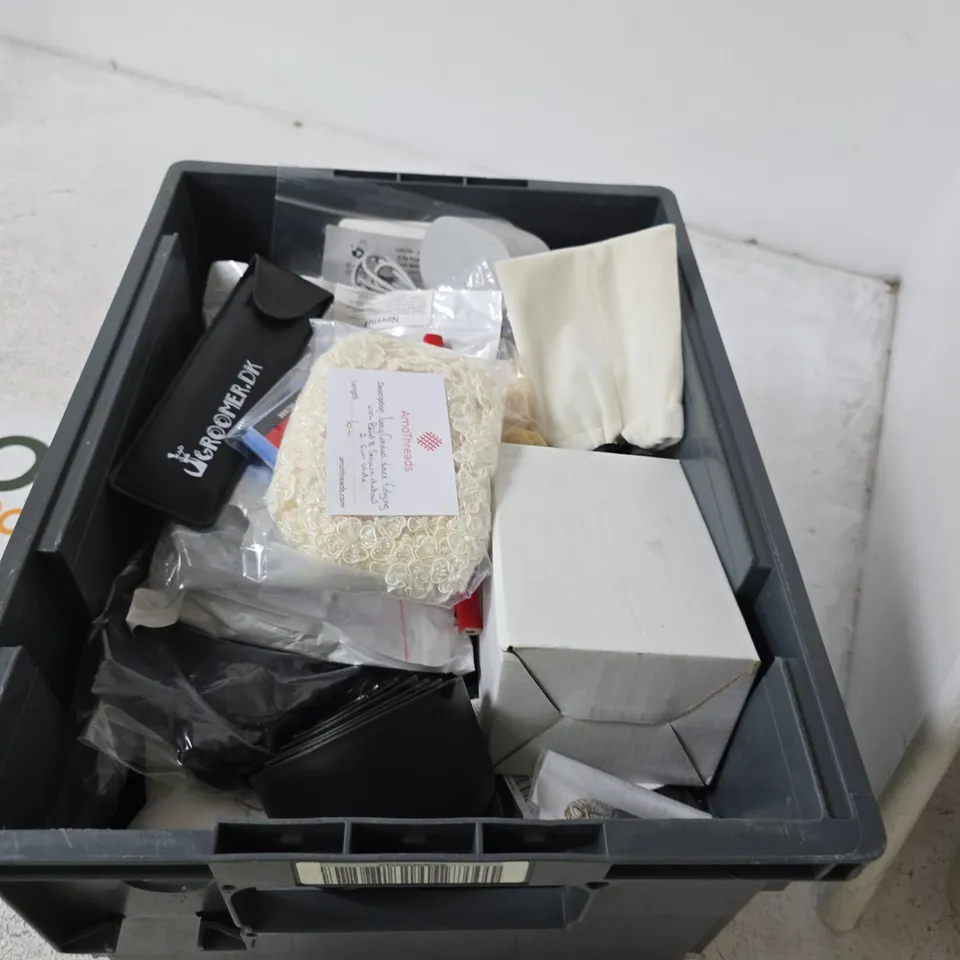 BOX CONTAINING A MIX OF 15 ASSORTED ITEMS INCLUDING THREAD, NOTEBOOK ETC.