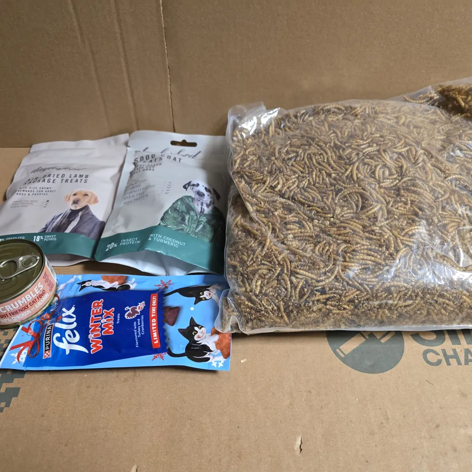 APPROX 5 ASSORTED PET FOODS & TREATS TO INCLUDE MEALWORMS, FELIX AND SCRUMBLES