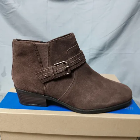 BOXED PAIR OF CLARKS BROWN SUEDE ANKLE BOOTS – SIZE 7
