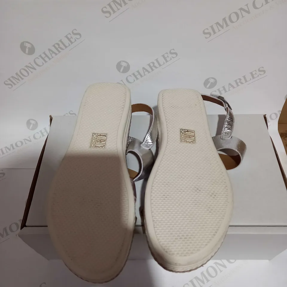 ADE SKYE LEATHER SANDAL - SIZE 7