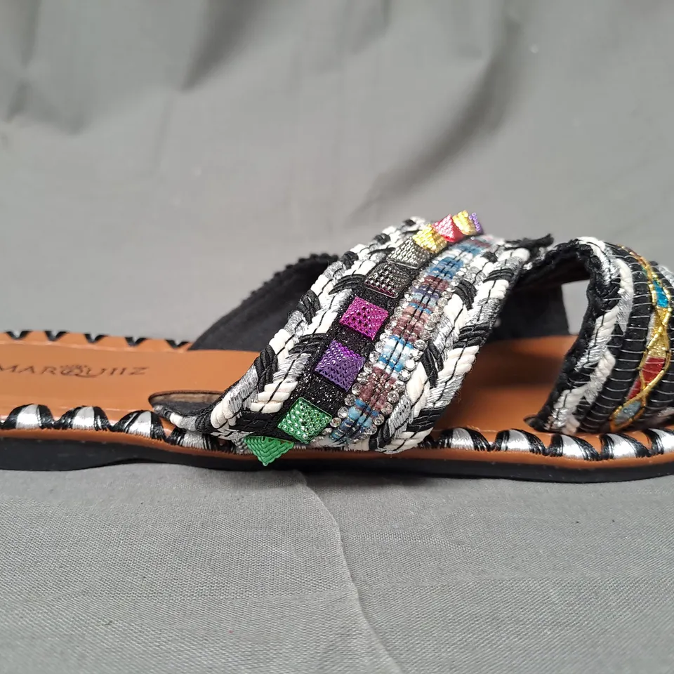 BOXED PAIR OF MARQUIIZ OPEN TOE CROSS-OVER FLAT SANDALS IN MULTICOLOUR W. STUDS EU SIZE 38
