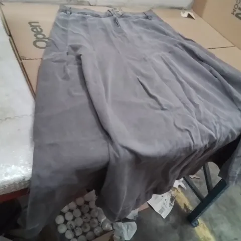 BOXED BRAND NEW APPROXIMATELY 10 SIMPLY BE KILT SKIRT GREY SIZE 18