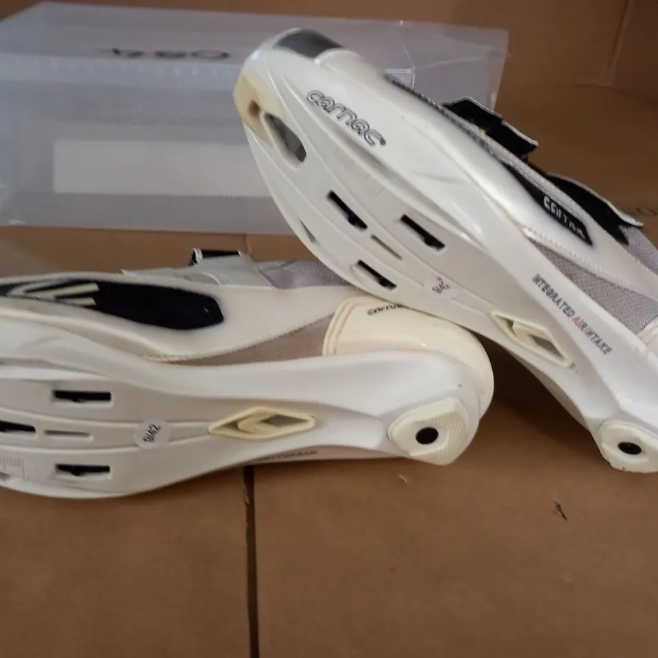 PAIR OF CARNAC EOS CYCLING SHOES IN WHITE SILVER BLACK - FR 43 US 10