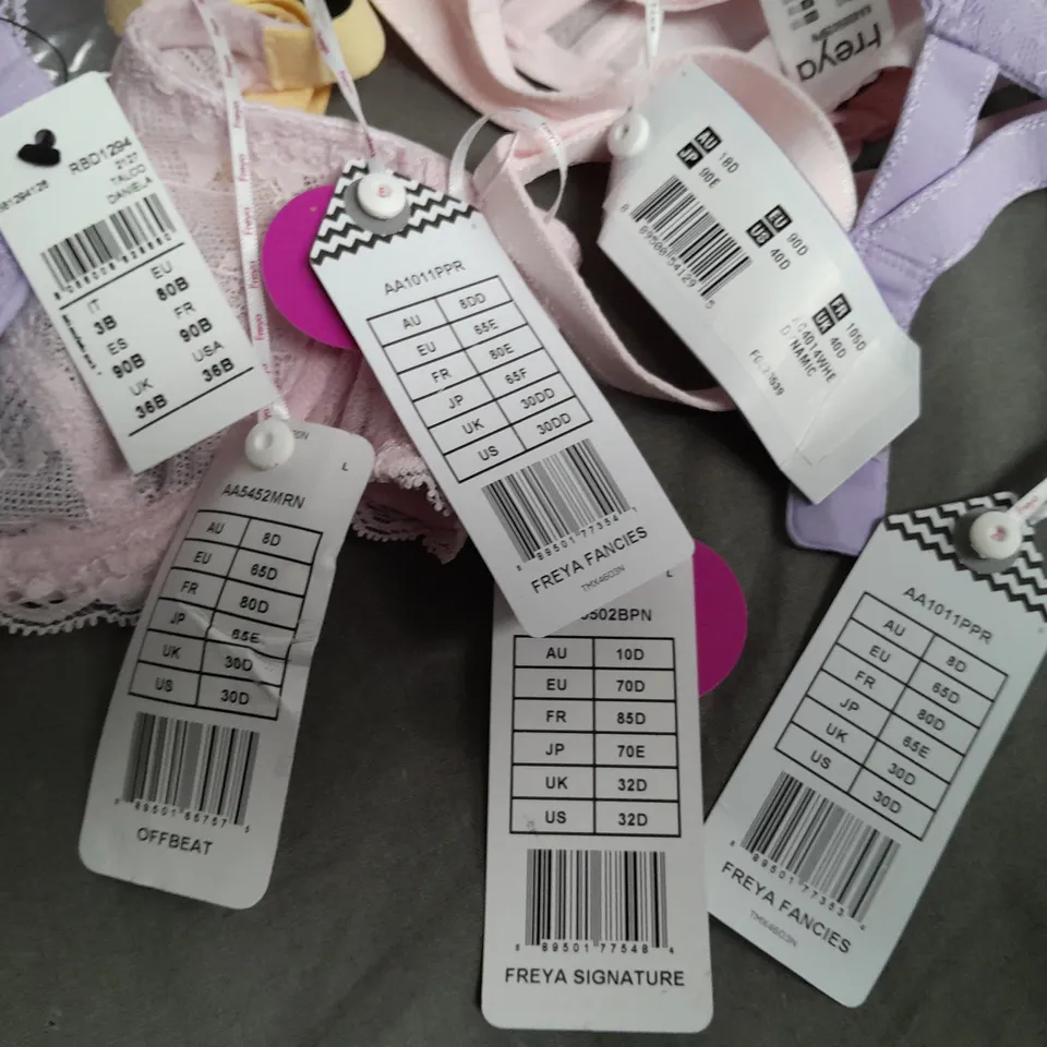 LOT OF 11 ASSORTED LADIES UNDERWEAR ITEMS TO INCLUDE FREYA AND M&S BOUTIQUE - VARIOUS SIZES / PRIMARILY D CUP SIZE