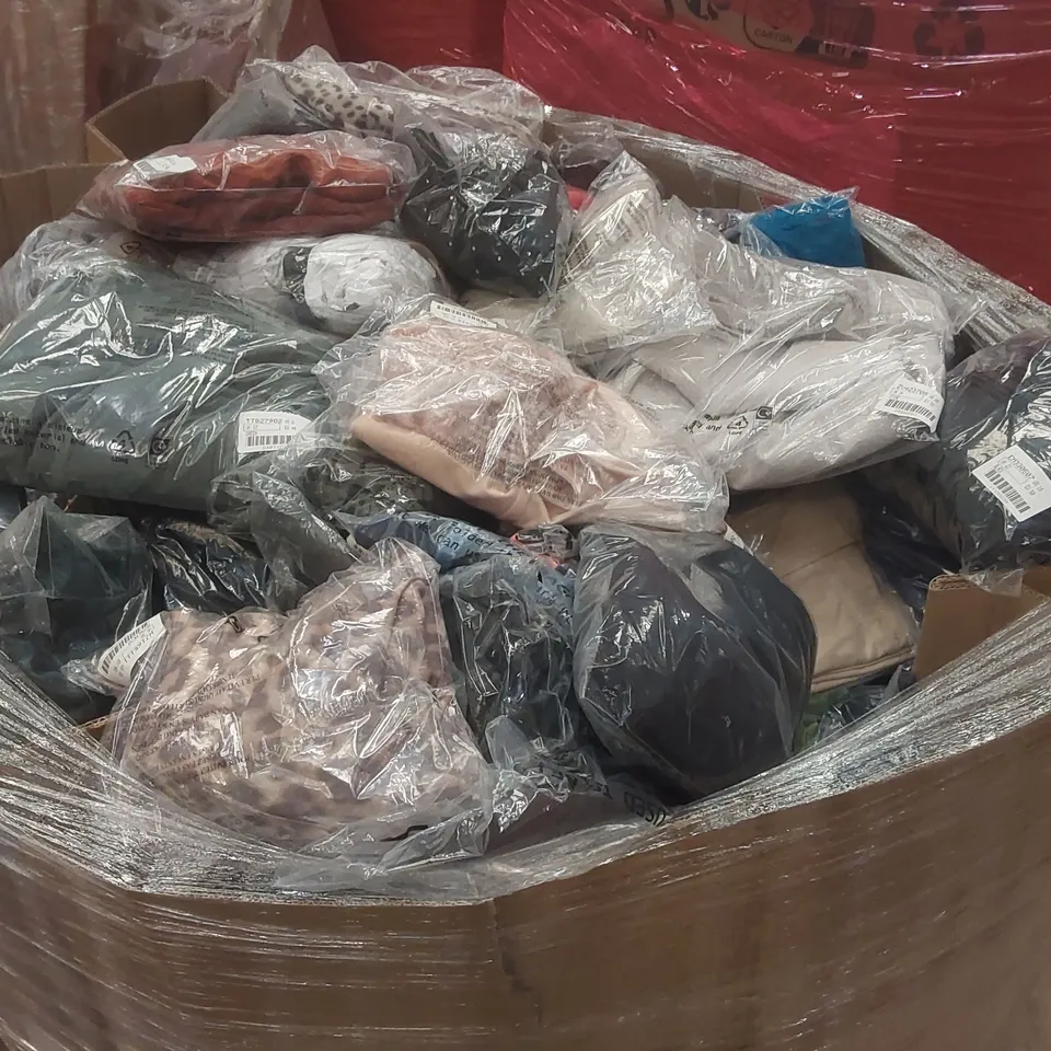 PALLET CONTAINING APPROXIMATELY 450x ASSORTED BRAND NEW DESIGNER CLOTHING ITEMS