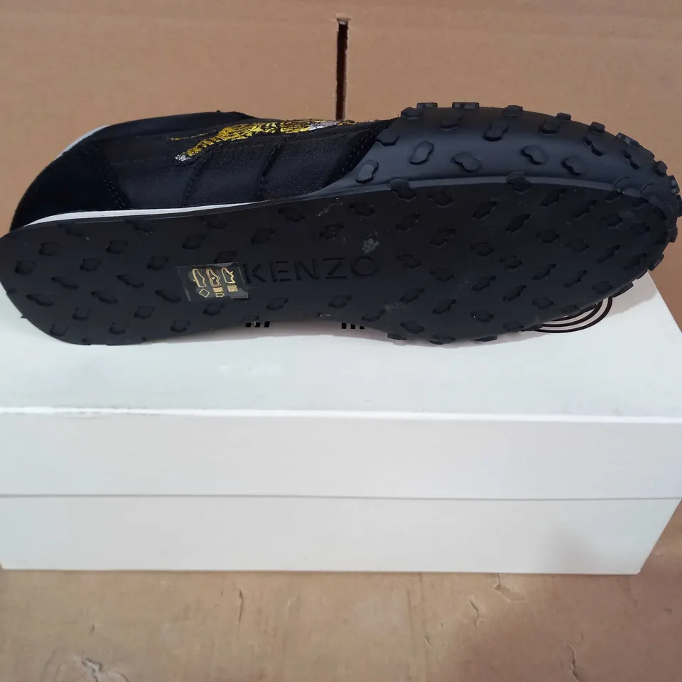 BOXED PAIR OF KENZO TRAINERS IN BLACK/WHITE WITH EMBROIDED TIGER UK SIZE 8