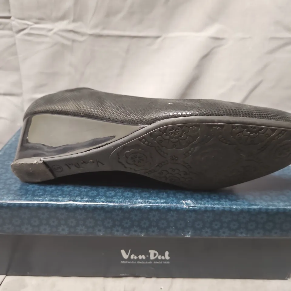 BOXED VAN-DAL ANDERSON BLACK REPTILE PRINT / PATENT LEATHER LOAFERS – UK 5, D
