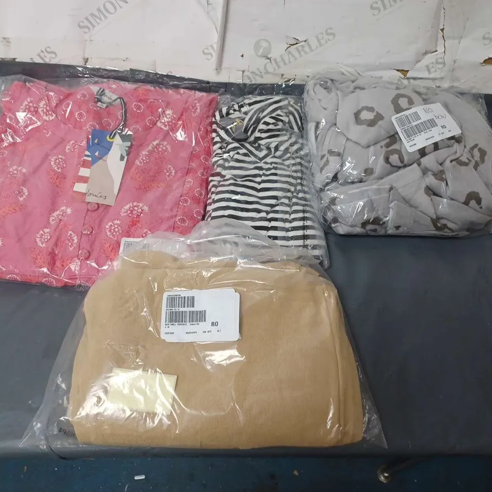 APPROXIMATELY 20 LADIES CLOTHING ITEMS IN VARIOUS COLOURS, SIZES AND STYLES