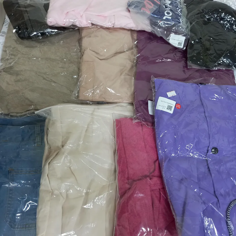 LARGE QUANTITY OF ASSORTED BAGGED CLOTHING ITEMS 