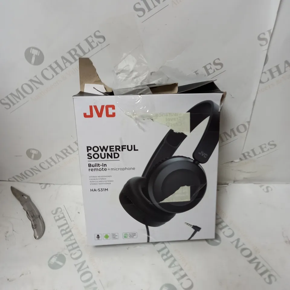 BOX OF ASSORTED ELECTRICALS TO INCLUDE CD PLAYER, HEADPHONES, WIRELESS PHONE CHARGER ETC 