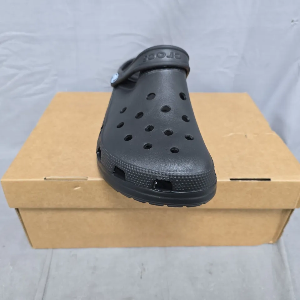 BOXED PAIR OF CROCS CLASSIC CLOGS IN BLACK SIZE UK M8/W9