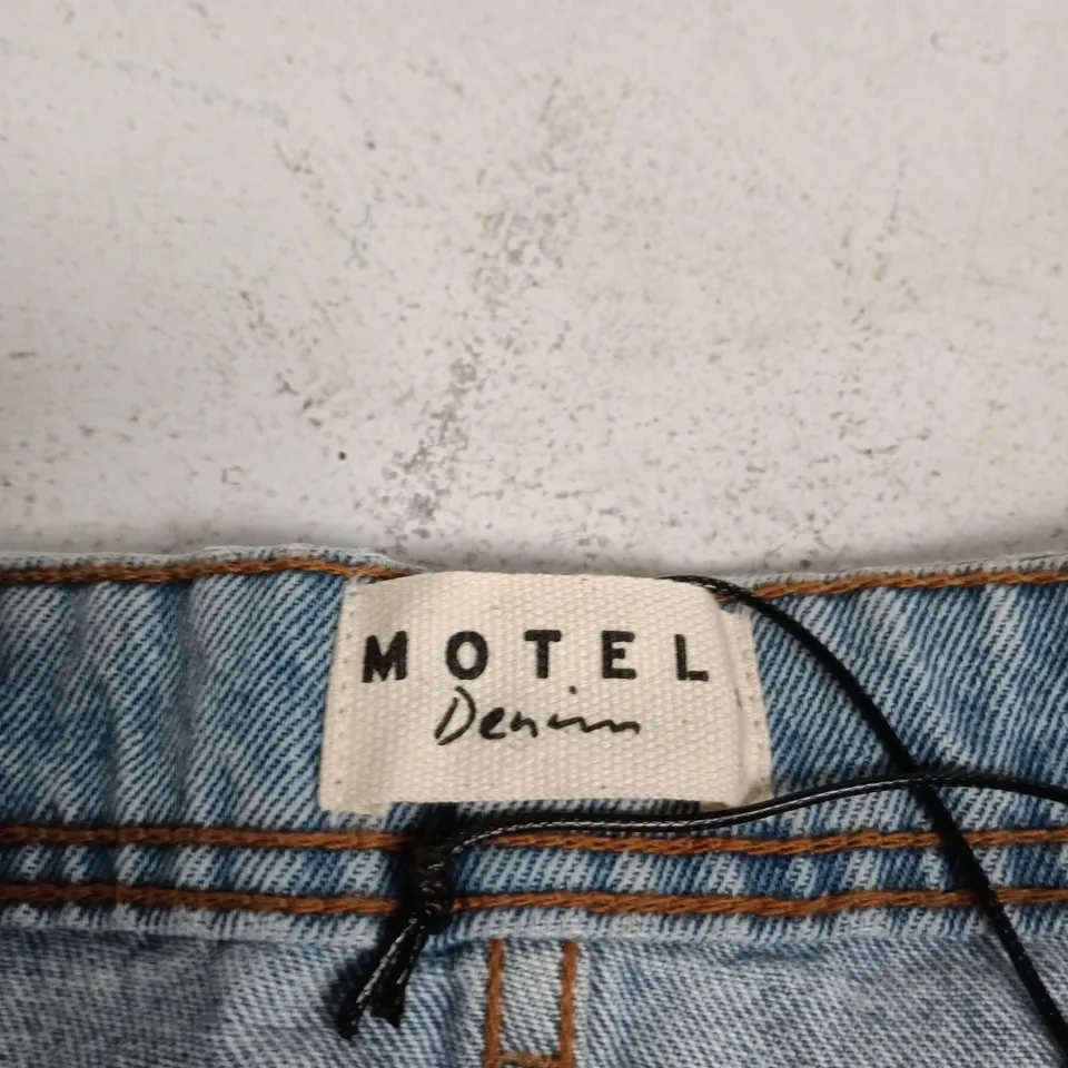 MOTEL DENIM DISTRESSED MINI SKIRT – BLUE BLEACH, SIZE M