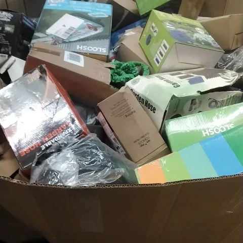 A PALLET CONTAINING ASSORTED GARDEN HOSES AND SWIMMING ACCESSORIES ETC