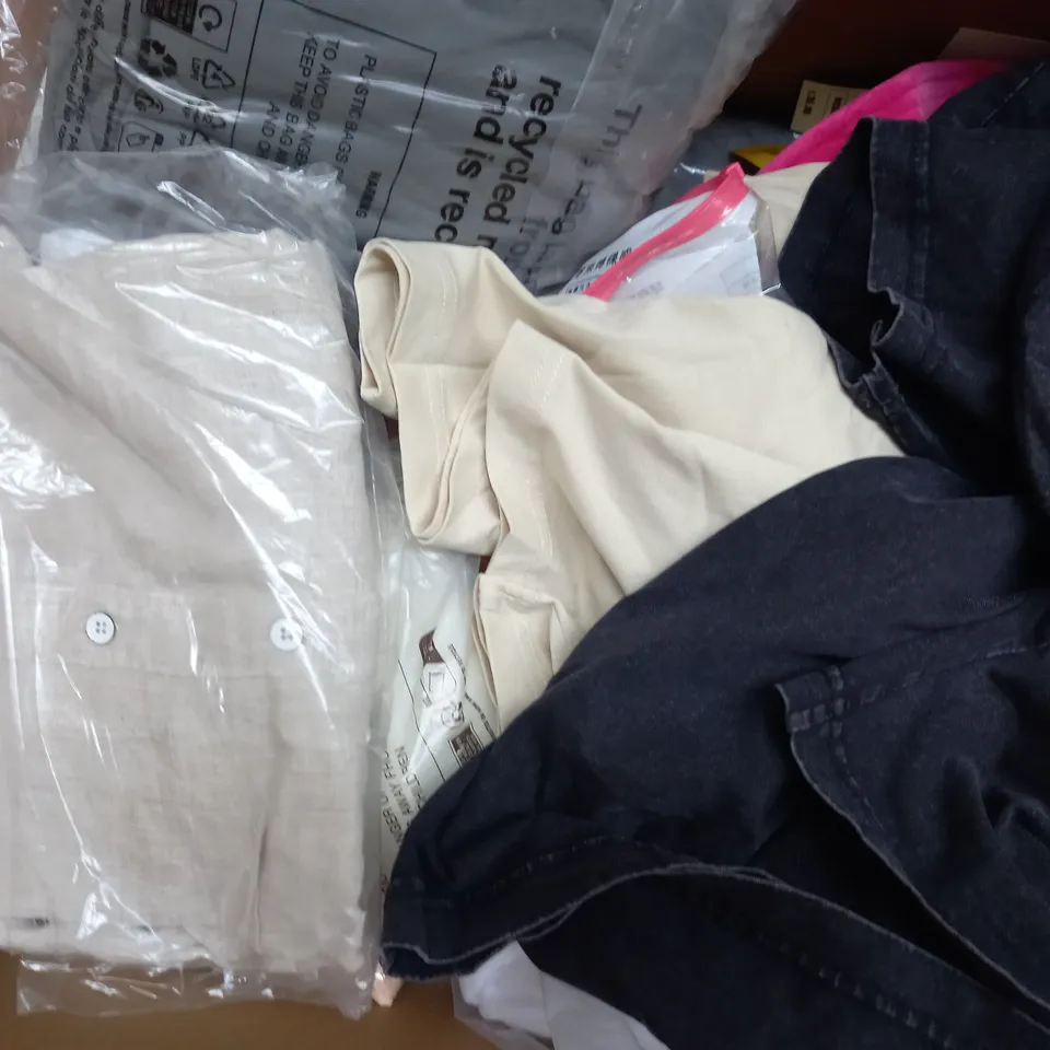 BOX OF APPROXIMATELY 20 ASSORTED CLOTHING AND FASHION ITEMS IN VARIOUS COLOURS, STYLES, AND SIZES - COLLECTION ONLY