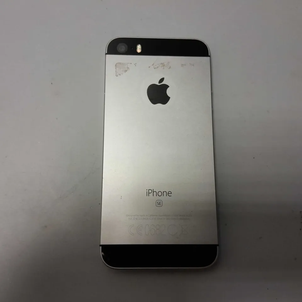 BOXED APPLE IPHONE SE SMARTPHONE 