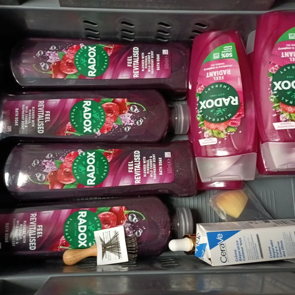 LOT OF APPROXIMATELY 17 ASSORTED HEALTH AND BEAUTY ITEMS TO INCLUDE WESTLAB BATH SALTS, AVEENO SKIN RELIEF AND RADOX BATH SOAK