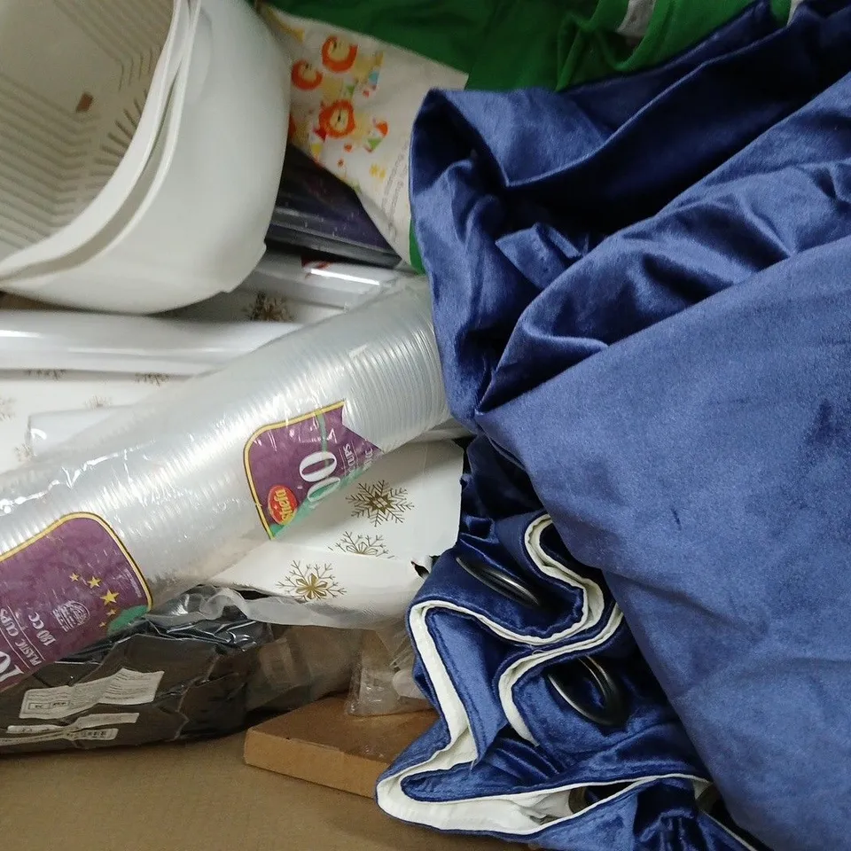 BOX OF APPROXIMATELY 10 ASSORTED HOUSEHOLD ITEMS - COLLECTION ONLY