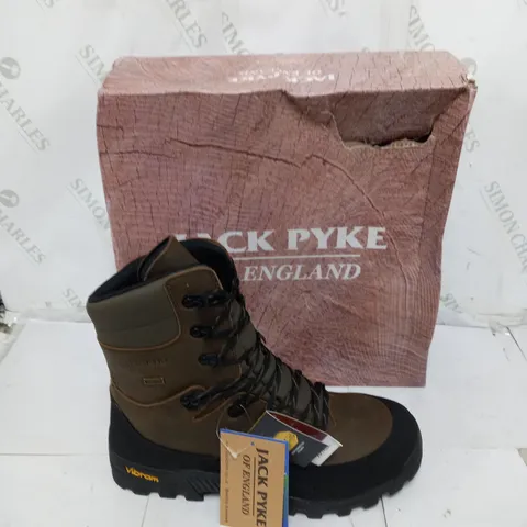 BOXED PAIR OF JACK PYKE VIBRAM HUNTERS BOOTS SIZE UK 11