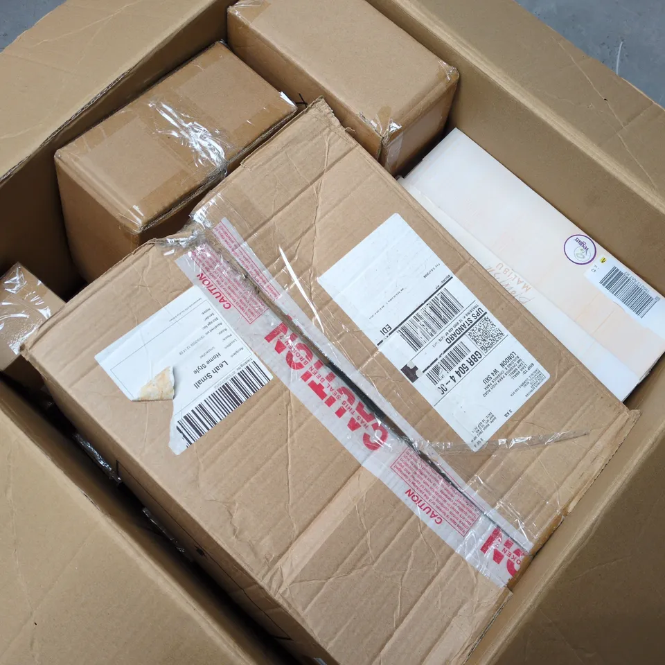 BOX OF APPROXIMATELY 12 ASSORTED ITEMS TO INCLUDE - SHOES , HOUSEHOLD ITEMS , ETC 