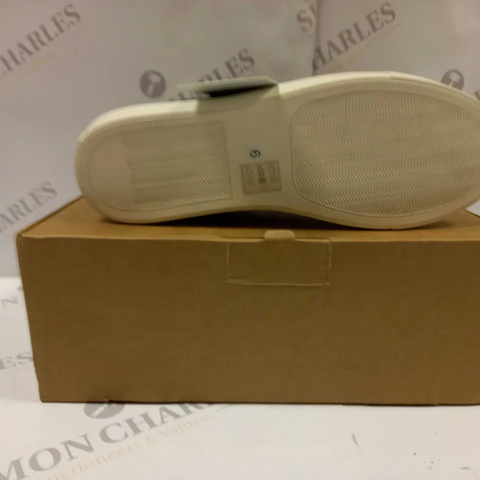 BOXED PAIR OF MAISON DE NIMES LEATHER ZIP SIDE TRAINERS IN BLACK - SIZE 6