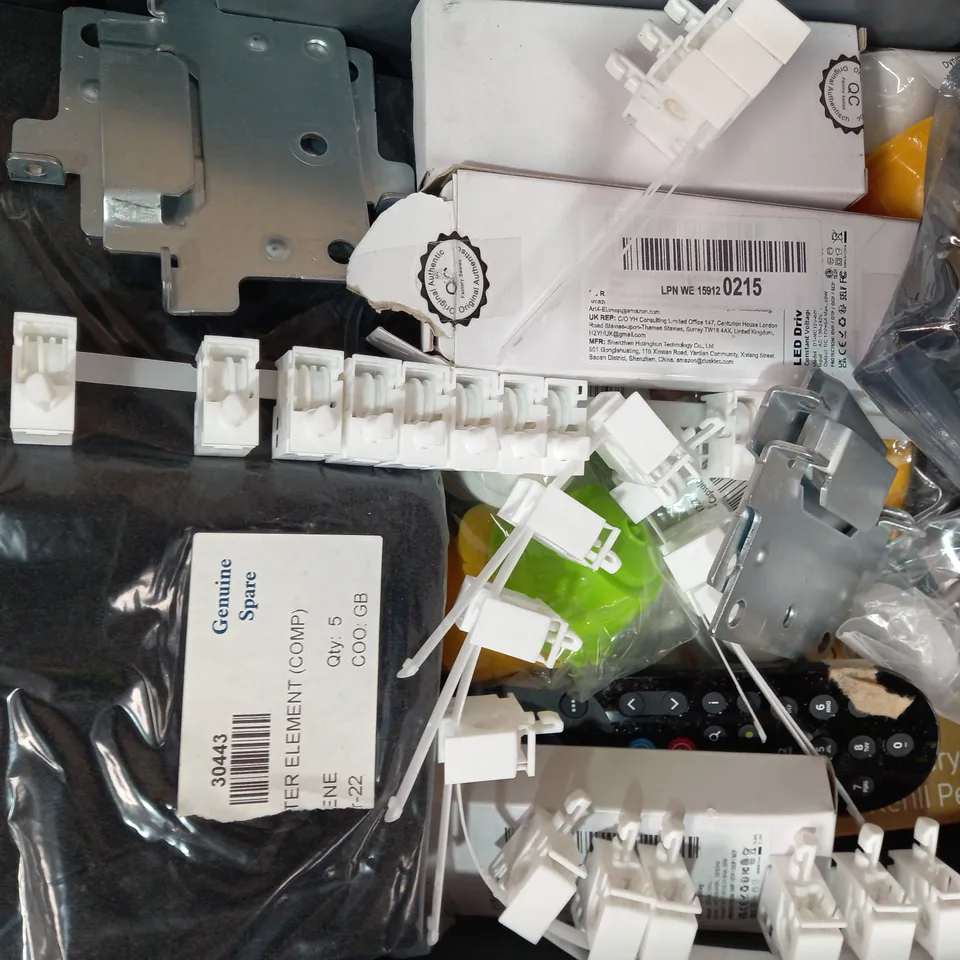 LOT OF APPROXIMATELY 10 ASSORTED HOUSEHOLD ITEMS TO INCLUDE BMW WHEEL BADGE, HOT SHOT DART FLIGHTS, DIGITAL FOOD THERMOMETER, ETC