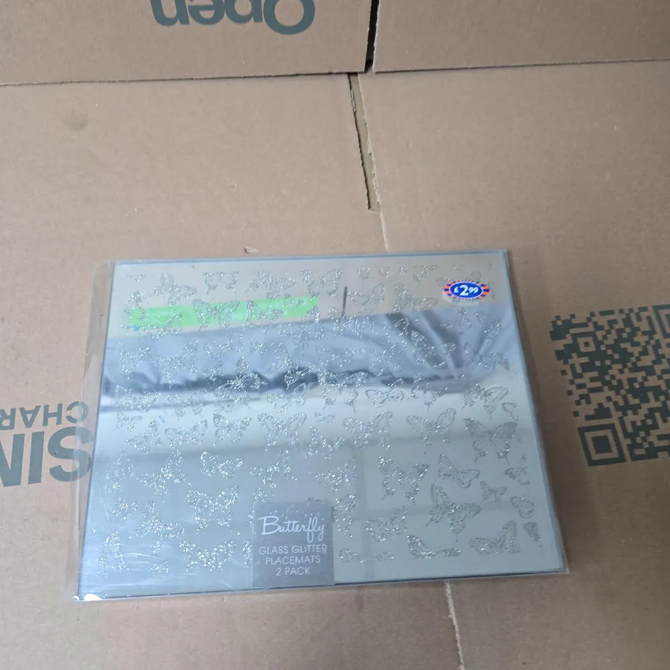 TOTE OF APPROXIMATELY 12 ASSORTED FRAGILE ITEMS TO INCLUDE: GLASS GLITTER PLACE MATS 