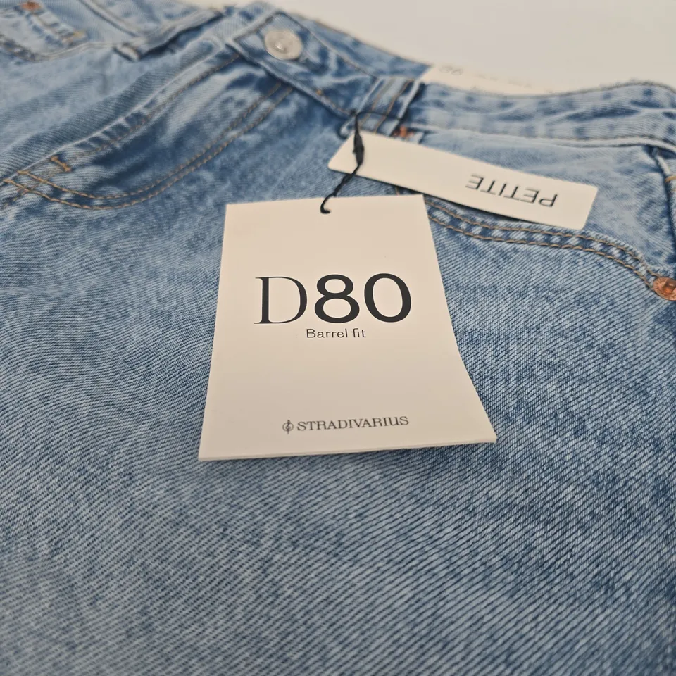 STRADIVARIUS D80 BARREL FIT JEANS – WOMEN’S, UK 8 (EU 36) LIGHT WASH DENIM