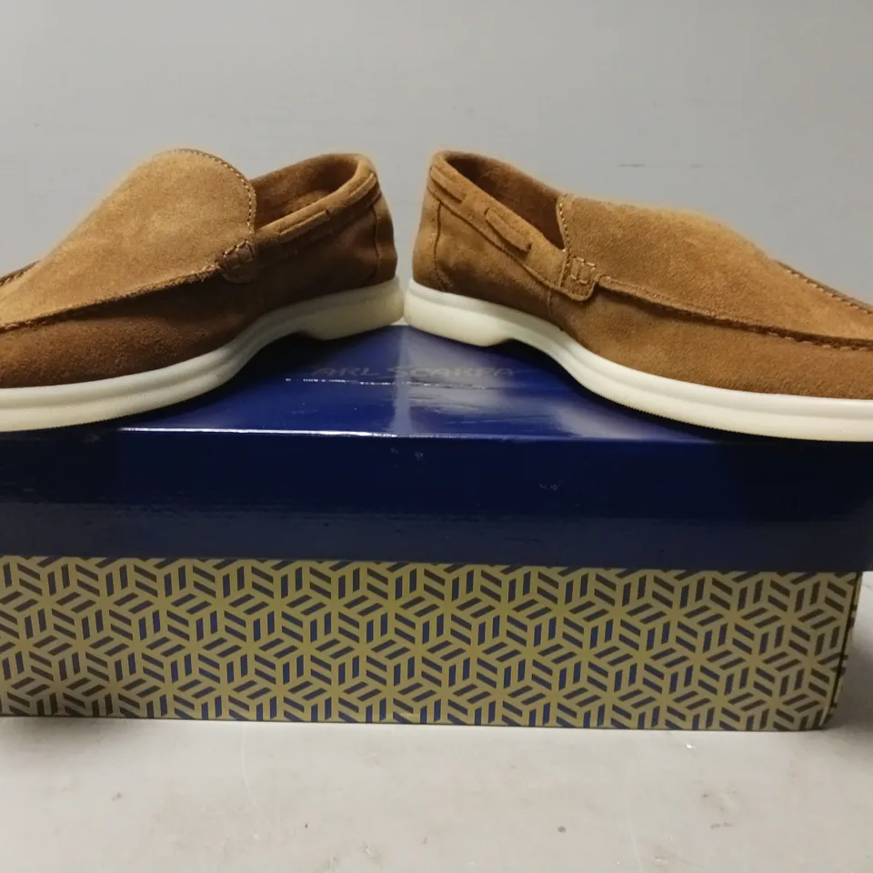 BOXED PAIR OF CARL SCARPA OMILIE LOAFERS IN TAN EU SIZE 40