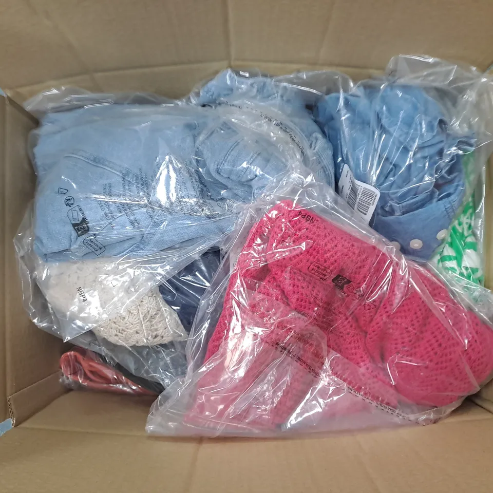APPROXIMATELY 15 ASSORTED CLOTHING ITEMS IN VARIOUS SIZES, COLOURS & STYLES TO INCLUDE DRESSES, BLOUSES, JUMPERS, ETC