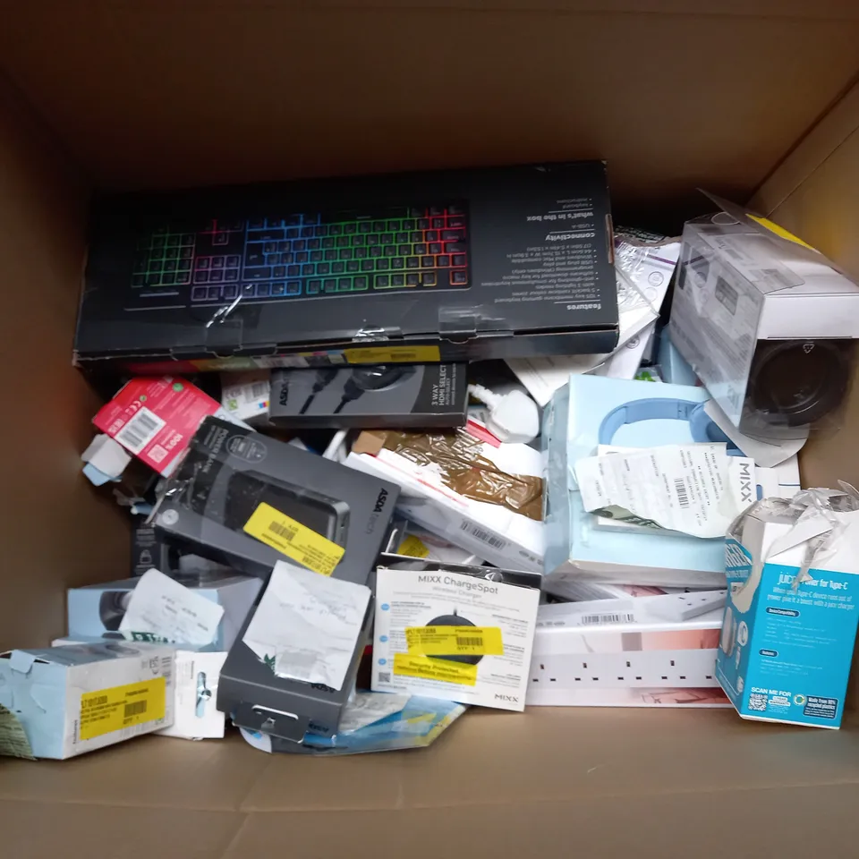 BOX OF APPROX 30 ASSORTED ELECTRICAL ITEMS TOO INCLUDE EARPHONES, RADIO AND REMOTES