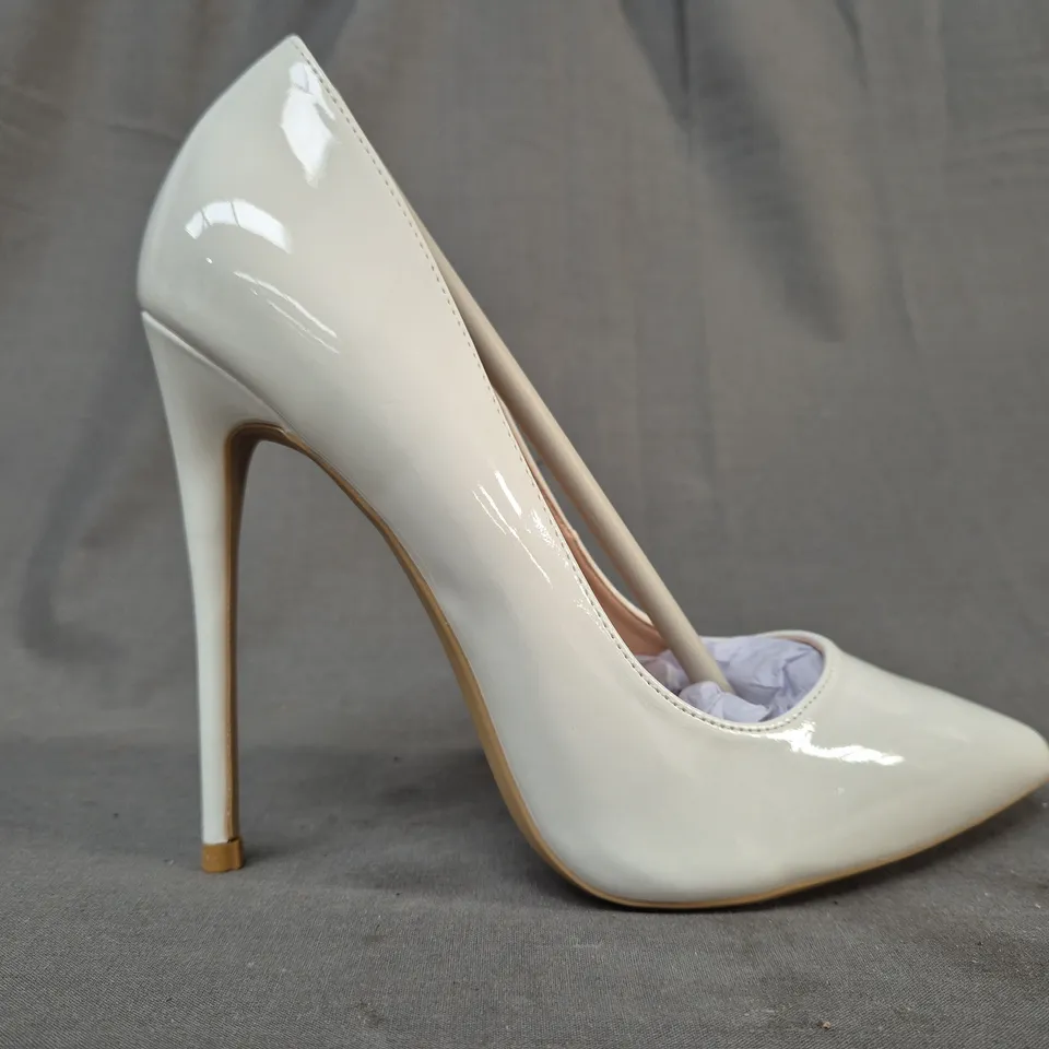 BOXED PAIR OF ZHABTUC POINTED TOE HIGH HEEL SHOES IN WHITE UK SIZE 5