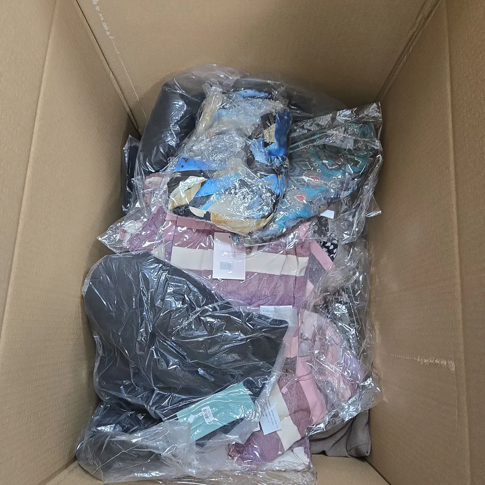 ASSORTED WOMEN'S CLOTHING – 3 PACKAGED GARMENTS WITH TAGS (IN BAGS) WOMEN'S CLOTHING BUNDLE – APROX 10 ITEMS TO INCLUDE CLOTHING ITEMS JUMPERS , TOPS AND DRESSES