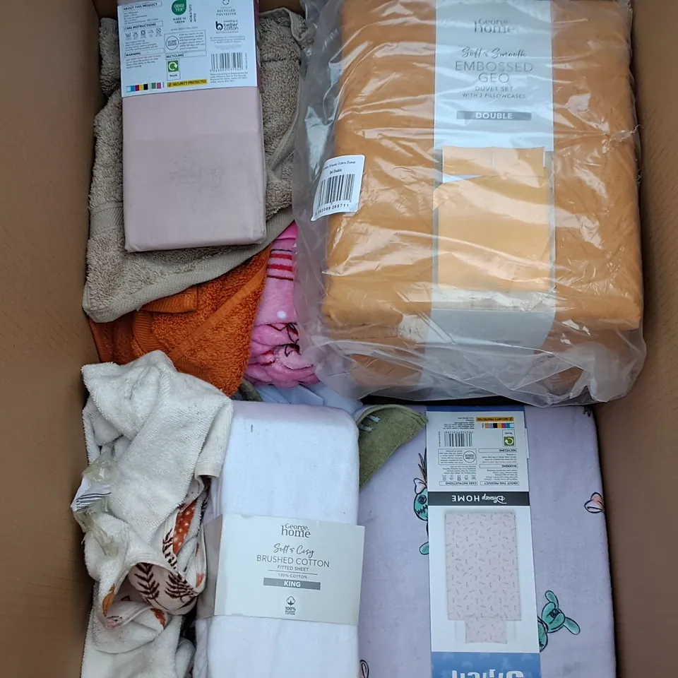 LOT OF ASSORTED HOME FABRIC ITEMS TO INCLUDE BEDDING AND BLANKETS