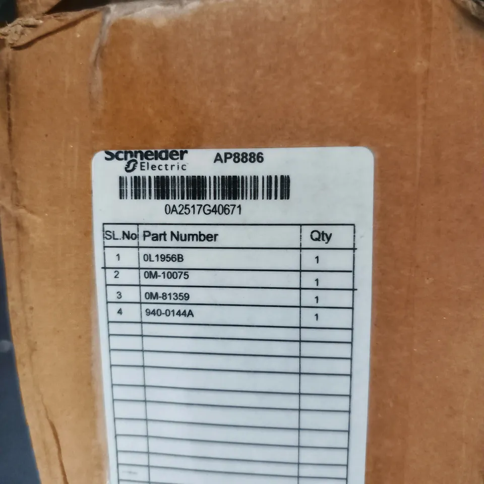 SCHNEIDER ELECTRIC AP8886 METRED RACK – 4 COMPONENT NUMBERS (OL1956B, OM-10075, OM-81359, 940-0144A)