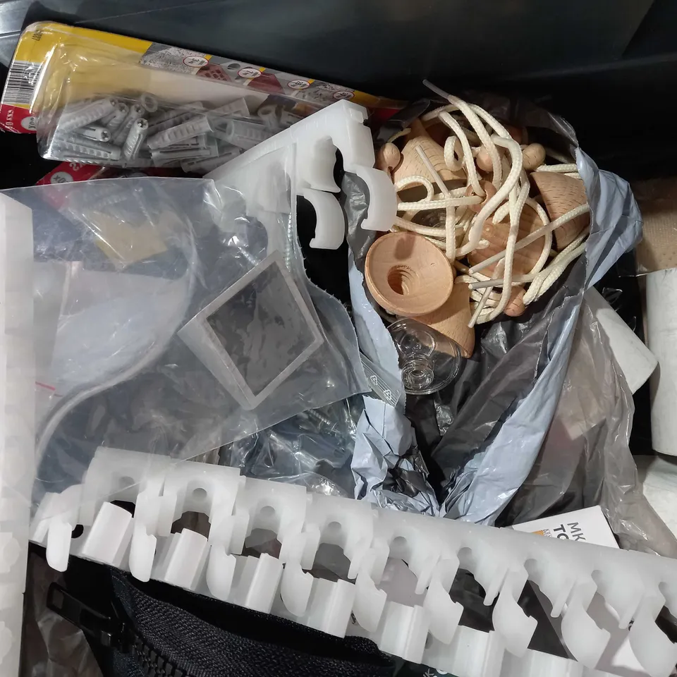 LOT OF APPROXIMATELY 10 ASSORTED HOUSEHOLD ITEMS TO INCLULDE DEFENDER WINDOW ALERT ALARM, BOTTLE OPENER, NUBY BATH & ROOM THERMOMETER, ETC