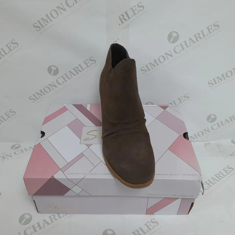 BOXED PAIR SKECHERS WATER RESISTANT CITY BOOTS IN CHOCOLATE SIZE 4