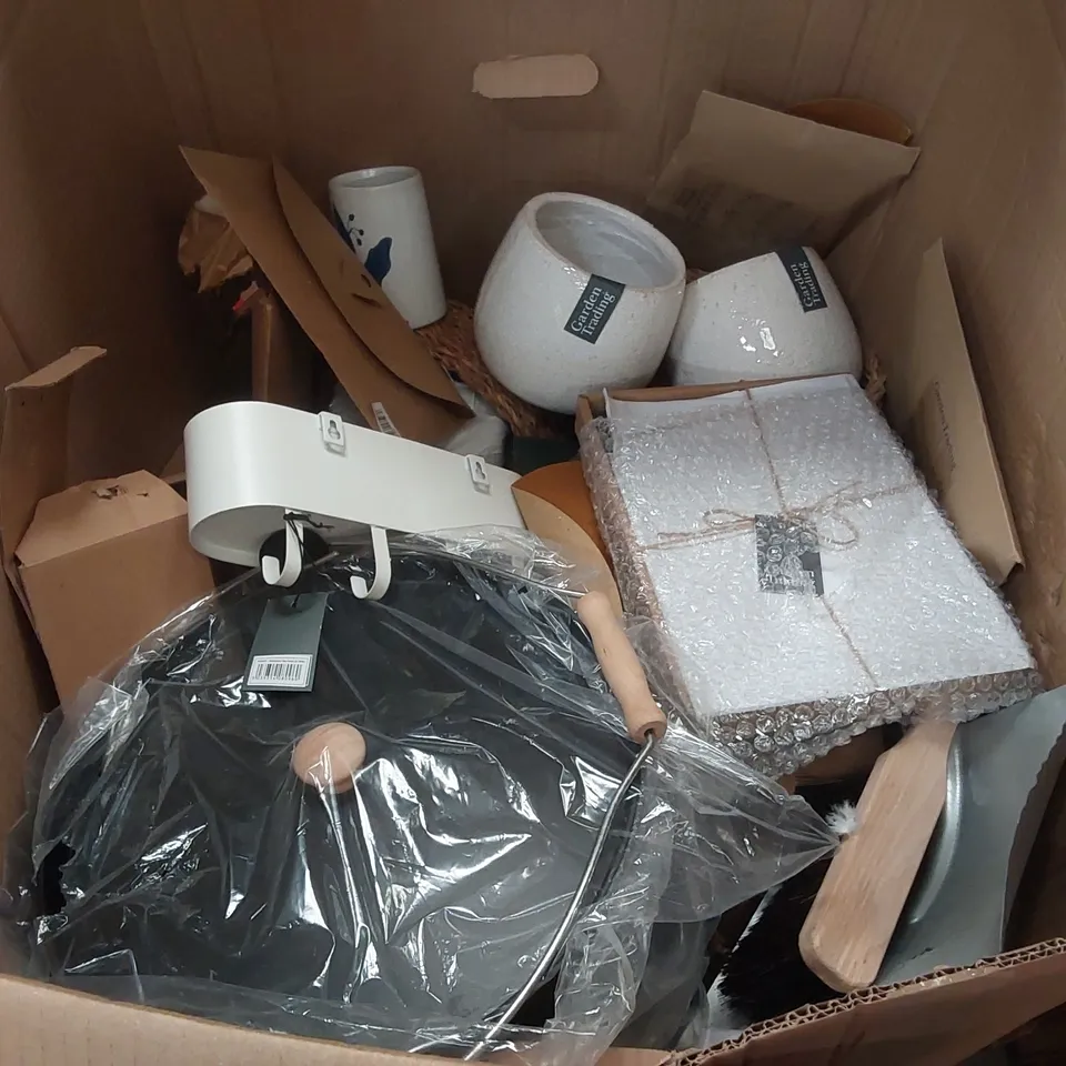 BOX CONTAINING A LARGE ASSORTMENT OF CONSUMER PRODUCTS INCLUDING: POTS, ASH BUCKET, BRUSH, SLATE PLACEMATS, KEY STORAGE HOOKS ECT